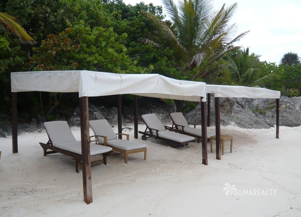 Шезлонги на пляже перед Бунгало в Калетон (Доминиканская Республика) на элитном курорте Кап Кана