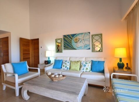Просторная гостиная в апартаментах с двумя спальнями и террасой на первой линии у моря в Сотогранде (Кап Кана, Доминиканская Республика)